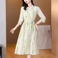 在飛比找momo購物網優惠-【REKO】玩美衣櫃輕熟雪紡洋裝優雅V領淺綠渲染連身裙L-2