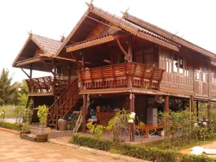 露恩泰里納姆度假酒店Ruenthai Rimnam Resort