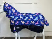 AXIOM 1800D BALLISTIC RAINBOW UNICORN 220g W/P WINTER HORSE COMBO RUG - 4' 9"