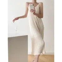 在飛比找ETMall東森購物網優惠-杏白色百褶雪紡性感內搭吊帶裙
