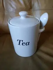 Crofton Ceramic Tea Container With Spoon 28oz White