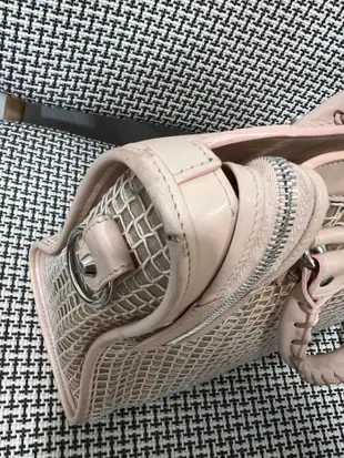 Balenciaga 巴黎世家 二手真品 七成新 city蕾絲網狀包 粉裸色。耐看實用的機車包 特殊款 二折出售