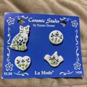 (3) La MODE CERAMIC STUDIO SUSAN GOWER KITTY CAT 2-HOLE BUTTONS NOS CARD-1406