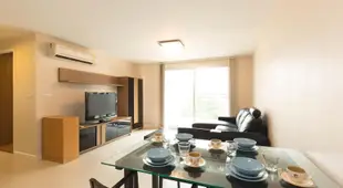 Grand 2BR Apt w/ Balcony View in Upscale Thonglor