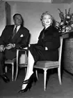 Sir Laurence Olivier With Marilyn Monroe At The Savoy Hotel 1956 OLD PHOTO 1