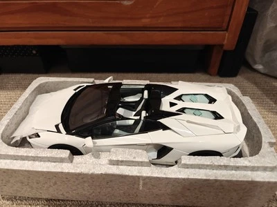 1:18 Autoart 74696 Lamborghini Aventador Roadster Bianco White. New Rare