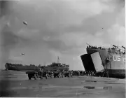 WWII Photo Wounded Evacuated from Normandy Beach Head World War Two WW2 / 1882