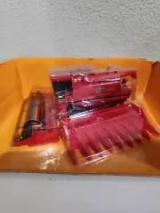 Case International 1660 Combine With Cornhead And Platform Header 1/64 ERTL