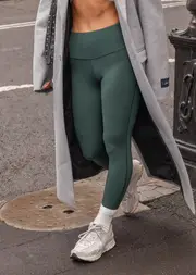 [Lorna Jane] Limited Edition Lotus No Chafe Ankle Biter Leggings in Green, Size - XL XL Fig Green