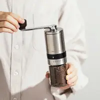 在飛比找Yahoo奇摩拍賣-7-11運費0元優惠優惠-摩登主婦咖啡豆研磨機手磨咖啡機家用小型手搖磨豆器手動磨豆機