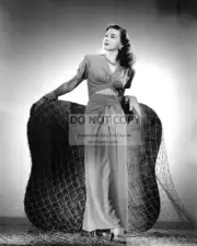 ACTRESS MARGUERITE CHAPMAN - 8X10 PUBLICITY PHOTO (CC639)