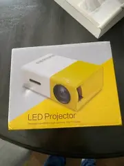 LED Projector Meer Mini Projector Portable bundle Remote Control