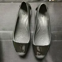 在飛比找蝦皮購物優惠-二手 crocs黑色平底鞋  W6號(36號)