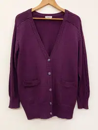 在飛比找Yahoo!奇摩拍賣優惠-NANA 日本古著 經典羊毛針織 大V領 口袋 素面 長袖 