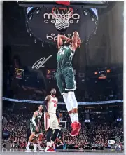 "GIANNIS ANTETOKOUNMPO" 16x20 SIGNED PHOTO AUTO BECKETT AUTHENTIC AUTOGRAPH BAS