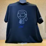 (零碼款式)(XL/2XL)(LITTLE BEE小蜜蜂精品)KARL 卡爾 立體人像 黑短T 短袖