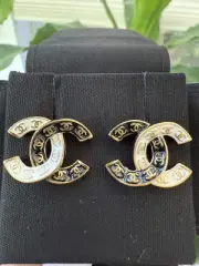 CHANEL Black White Enamel CC Logo Earrings B25V Metal Gold Tone Stud Earrings