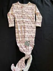 Sweet Bamboo NWT Blush/White “Northern Lights” Henley Neck Tie Bottom Gown-0-3Mo