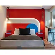 Lucky Monkey Midi Hotel