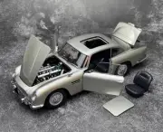 AUTOart 1:18 Aston Martin DB5 007 Movie Edition Armed Car Model Ornament