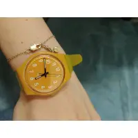 在飛比找蝦皮購物優惠-二手swatch 手錶 有機黃膠錶 錶帶酸黃瓜色