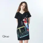 【QIRUO 奇若名品】專櫃黑色時尚V嶺小洋裝2068F 彩色鸚鵡圖騰(M-2XL)