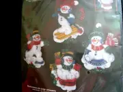 Christmas Bucilla Holiday Felt Applique ORNAMENT KIT, WINTER FUN SNOWMEN,84973