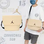 NIKE 側背包 JORDAN JUMPMAN MESSENGER BAG 男款 米黃 休閒 磁吸式 翻蓋 JD2233023GS-002