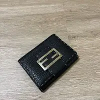 在飛比找Yahoo!奇摩拍賣優惠-瑞奇二手精品 Fendi logo 短夾 美品