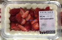 在飛比找Yahoo!奇摩拍賣優惠-美兒小舖COSTCO好市多代購～新鮮草莓千層蛋糕(900g/