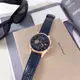 TOMMY HILFIGER / 1710503 / 簡約三眼 兩地時間 日期顯示 壓紋真皮手錶 藍x玫瑰金框 44mm