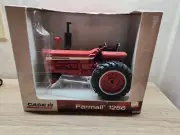 1/16 ERTL INTERNATIONAL IH FARMALL 1256 NARROW FRONT TRACTOR