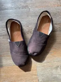 在飛比找Yahoo!奇摩拍賣優惠-TOMS 黑色女童休閒鞋 22cm 九成以上新