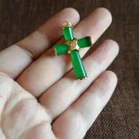 在飛比找Yahoo!奇摩拍賣優惠-緬甸滿綠翡翠色十字架吊墜925銀鑲嵌祖母綠翡翠色十字架男女款