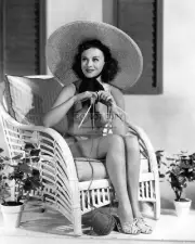 ACTRESS PAULETTE GODDARD - 8X10 PUBLICITY PHOTO (BT342)