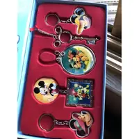 在飛比找蝦皮購物優惠-香港迪士尼樂園 米奇鑰匙圈吊飾 鑰匙圈 別針 項鍊 小鏡子