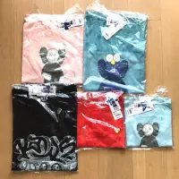 在飛比找蝦皮購物優惠-〈正品現貨馬上出〉uniqlo x kaws✨聯名限量T恤(