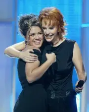 American Idol winner Kelly Clarkson and singer Reba McEntire embra - Old Photo