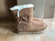 UGG Girls Daelynn Bow Genuine Shearling Boot NWB Size 4 Big Kid Chestnut Color