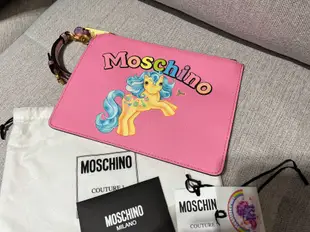 Moschino 專櫃真品 全新品 可愛粉色夢幻獨角獸 超級Q 化妝包 ，收納小袋，手拿包， 旅行用或者放小東西。 size22 cm