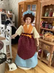 1:12 Dollhouse Miniature Female Mother Or The Cook Porcelain Posable Doll 1/12