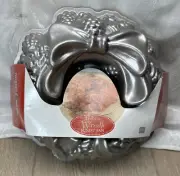 Nordic Ware 85348 Christmas Holdiay Wreath Cake Pan NEW