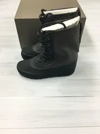 在飛比找Yahoo!奇摩拍賣優惠-【HOMIEZ】ADIDAS AQ4837 YEEZY 95