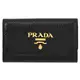 PRADA 1PG222 經典浮雕 LOGO 荔枝牛皮六孔鑰匙包.黑