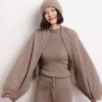 在飛比找Yahoo!奇摩拍賣優惠-羊絨披肩時尚洋氣高檔女新款針織加厚斗篷披肩圍巾兩用外套時尚披