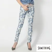 在飛比找momo購物網優惠-【SOMETHING】女裝 LADIVA花朵合身牛仔褲(淺藍