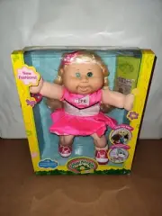 CABBAGE PATCH KIDS DOLL 2016 UNOPENED BLONDE Green eyes Sylvia Roxie Aug 29 New