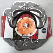 Nordic Ware Christmas Wreath Platinum Collection Bundt Cake Pan 9 Cup NWT NEW