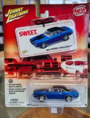 Johnny Lightning Hemi #8 1970 Dodge Challenger in Blue