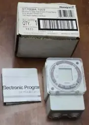 BRAND NEW IN BOX Honeywell ST7009A1003 24 Hour / 7 Day Electronic Timeswitch